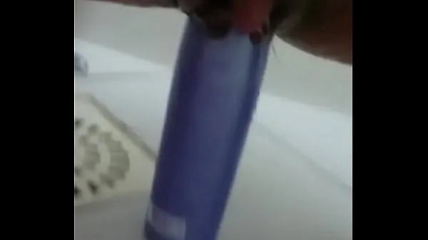 HD Stuffing the shampoo into the pussy and the growing clitoris energiklip