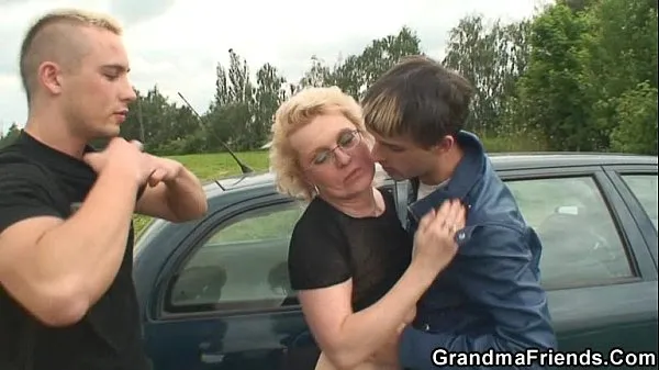 HD Two dudes pick up old bitch and screw her hard energiklip