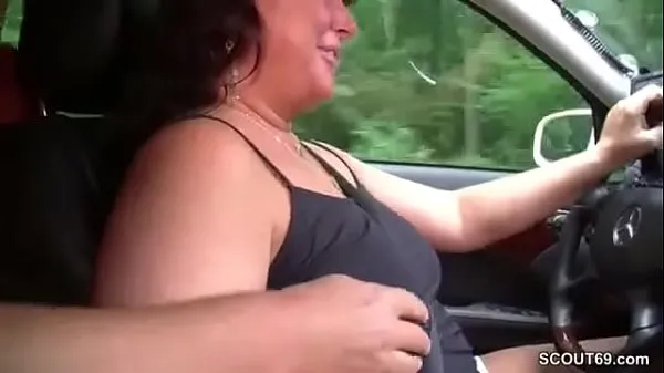 Clip năng lượng MILF taxi driver lets customers fuck her in the car HD