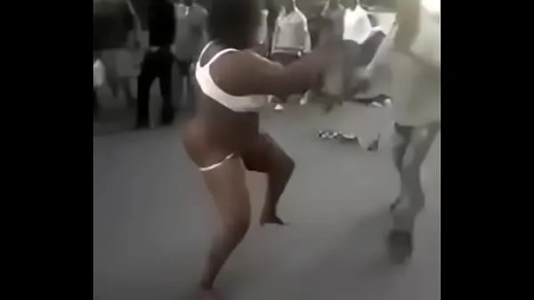 高清Woman Strips Completely Naked During A Fight With A Man In Nairobi CBD能量剪辑