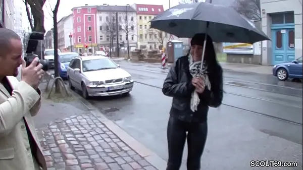 Klip energi HD Teeny is approached on the street and fucked for money