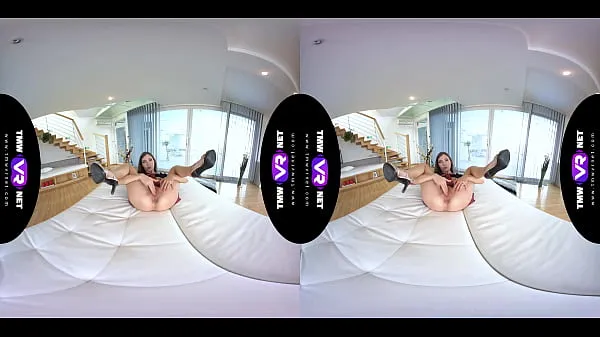 HD Stefany - Fully-clothed babe orgasms on sofa Enerji Klipleri