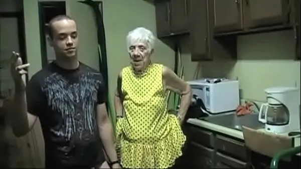 HD GRANNY IN KITCHEN energy Clips