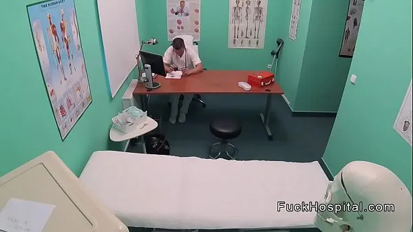 Klipy energetyczne Doctor filming sex with blonde patient HD