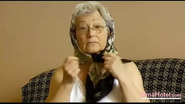 Klipy energetyczne OmaHoteL Horny Grandma Toying Her Hairy Pussy HD
