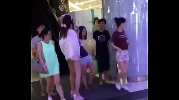 HD Asian Girl in China Taking out Tampon in Public Klip tenaga