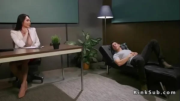 Klip energi HD Tranny doctor bangs dude on the sofa