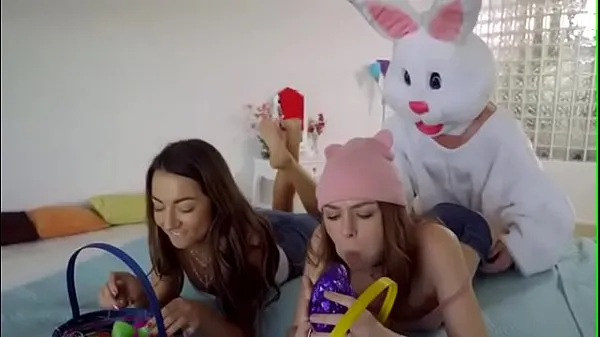 HD Easter bunny lays eggs inside her energetski posnetki