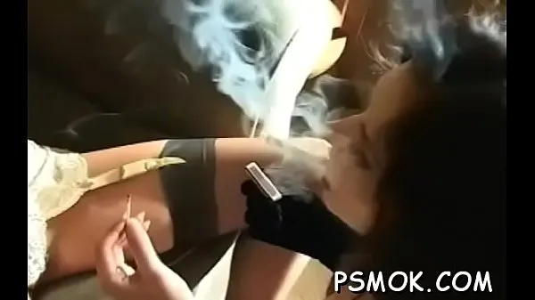 Klipy energetyczne Smoking scene with busty honey HD