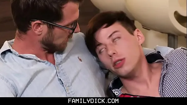 Klipy energetyczne FamilyDick - Hot Teen Takes Giant stepDaddy Cock HD