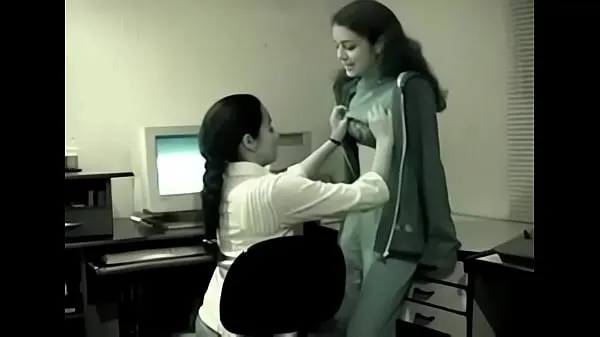 HD Two young Indian Lesbians have fun in the office energiklipp
