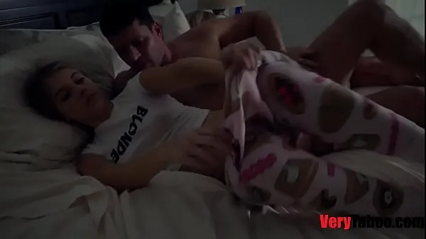 HD Stepdad fucks young stepdaughter while stepmom naps energetické klipy