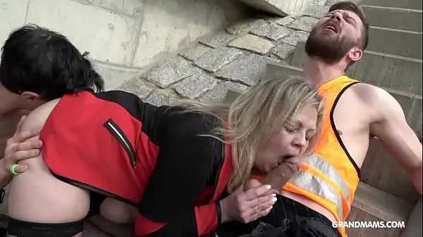 HD This old slut is so horny she sucks 2 construction workers at once energy Clips