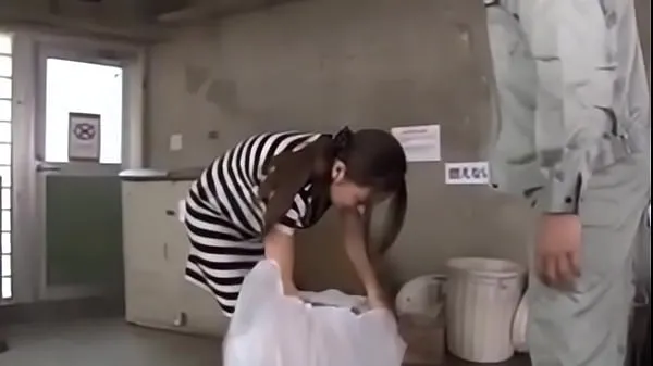 Klip energi HD Japanese girl fucked while taking out the trash