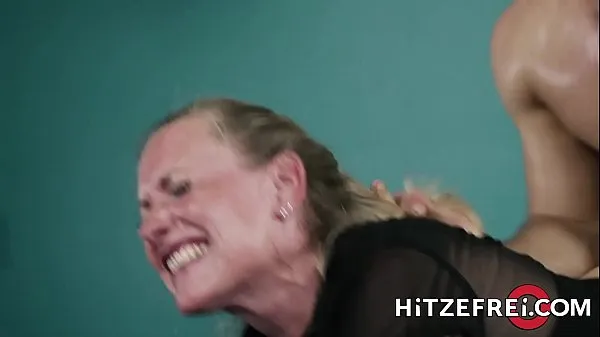 HD HITZEFREI Blonde German MILF fucks a y. guy energetické klipy