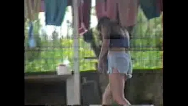 Clips énergétiques Sula laying out clothes in the backyard in short shorts HD