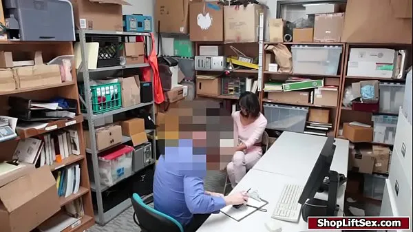 Clip năng lượng Latina fucked by officer for stealing HD
