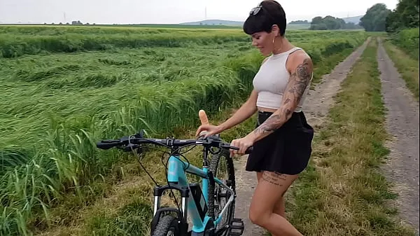 Klipy energetyczne Premiere! Bicycle fucked in public horny HD