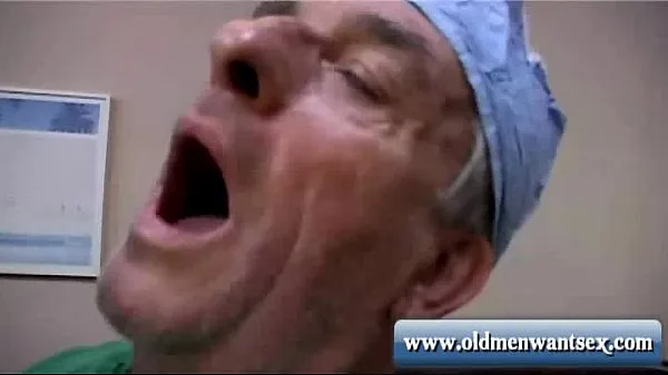 Klipy energetyczne Old man Doctor fucks patient HD