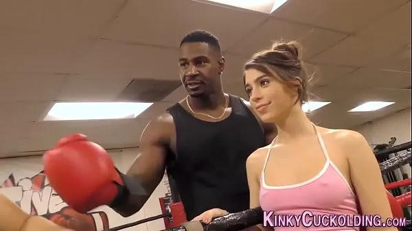 HD Domina cuckolds in boxing gym for cum energiklipp