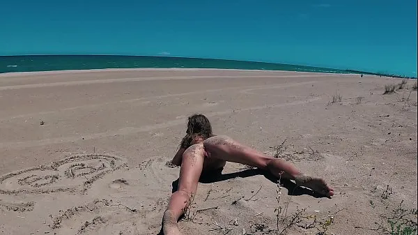 HD Naked excited nudist with perfect ass and small tits having fun and dancing on the beach in Valencia energiklipp