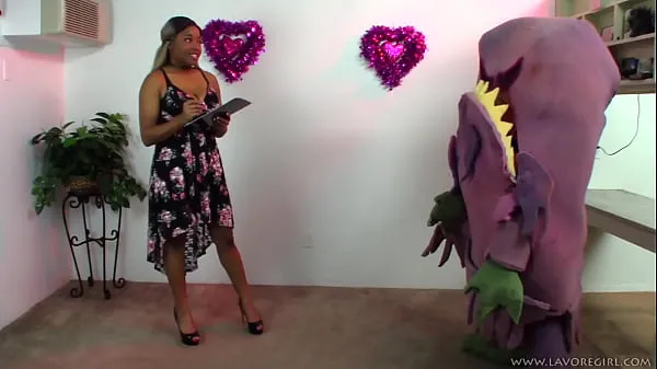 HD Rivera chooses her own pet vore monster Enerji Klipleri