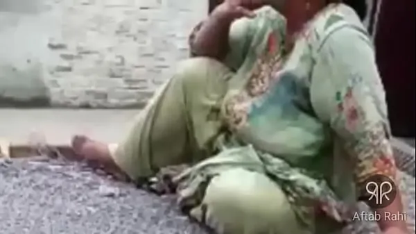 高清Desi Hot Pakistani Aunty Smoking能量剪辑