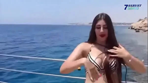 Klip energi HD An Egyptian woman dances with Maya Khalifa and they have sex with each other