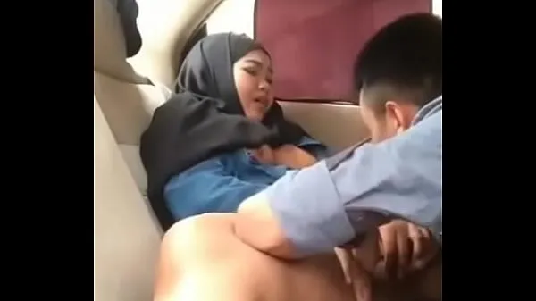 HD Hijab girl in car with boyfriend energetické klipy