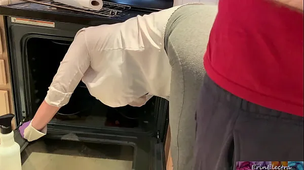 HD Stepmom is horny and stuck in the oven - Erin Electra energy Clips