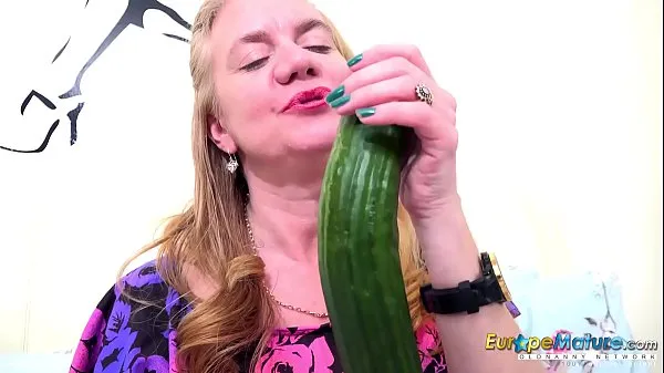 HD EuropeMaturE One Mature Her Cucumber and Her Toy energialeikkeet