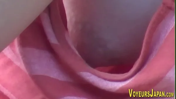 HD Asian babes side boob pee on by voyeur Klip tenaga