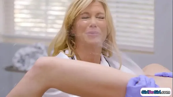 HD Unaware doctor gets squirted in her face 에너지 클립