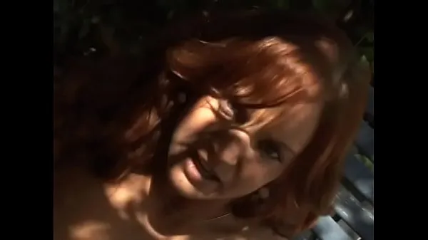 Clips de energía HD Playful redhaired hottie Gabriella Banks took off her lingerie to play with her muff rubbing it with glass dildo in the shade of a tree