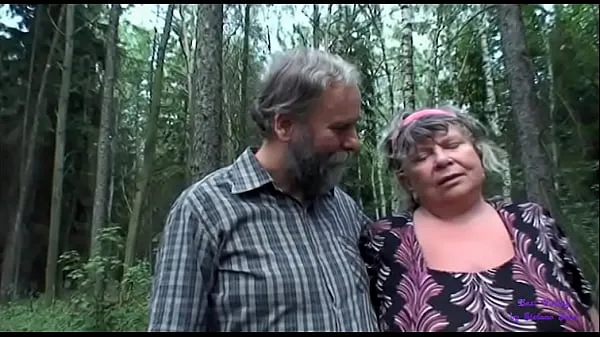 Klipy energetyczne The girl looking for sees an older lady with big tits fucking with her old husband and gets very horny HD