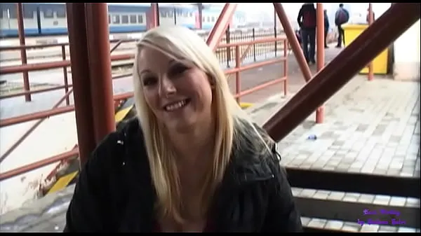 HD A young blonde in exchange for money gets touched and buggered in an underpass Klip tenaga