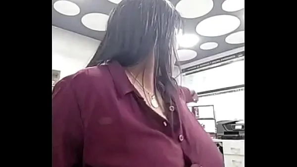 HD Ebony office woman pissing at work and cleaning after her mess Enerji Klipleri
