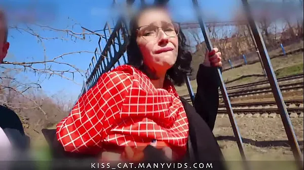Clips de energía HD Caminemos en la naturaleza - Agente público recoge a estudiante ruso para follar al aire libre real / besar gato 4k