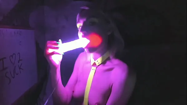 HD kelly copperfield deepthroats LED glowing dildo on webcam energetické klipy