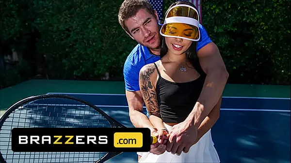 Clips de energía HD Xander Corvus) Massages (Gina Valentinas) Foot To Ease Her Pain They End Up Fucking - Brazzers