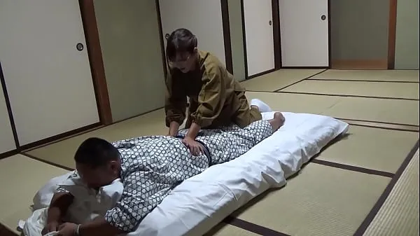 HD Seducing a Waitress Who Came to Lay Out a Futon at a Hot Spring Inn and Had Sex With Her! The Whole Thing Was Secretly Caught on Camera in the Room energiklip