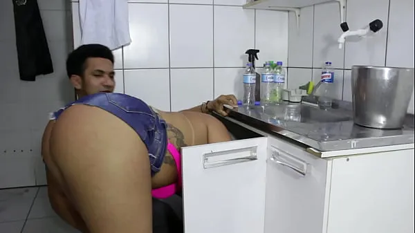 HD The cocky plumber stuck the pipe in the ass of the naughty rabetão. Victoria Dias and Mr Rola energiklipp