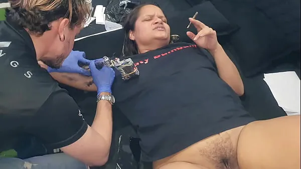 HD My wife offers to Tattoo Pervert her pussy in exchange for the tattoo. German Tattoo Artist - Gatopg2019 energetski posnetki