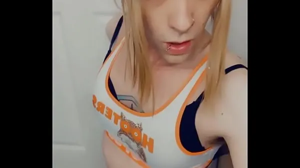 HD TS Carmen Melatonin Sucking in her Hooters Uniform energetické klipy