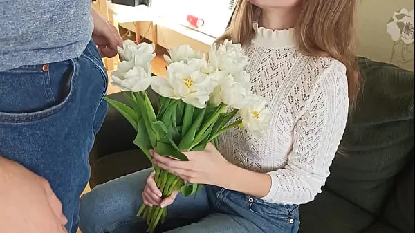 Clip năng lượng Gave her flowers and teen agreed to have sex, creampied teen after sex with blowjob ProgrammersWife HD