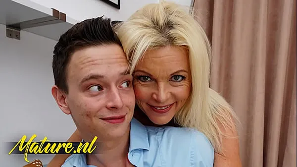 Klip energi HD An Evening With His Stepmom Gets Hotter By The Minute