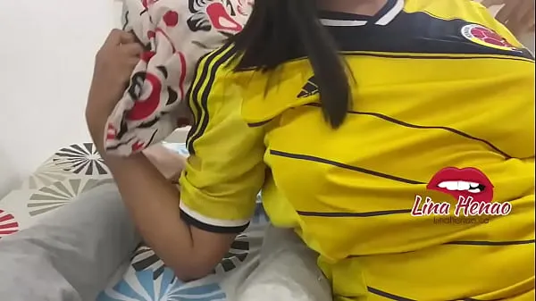 Clip năng lượng I gave my lover a footjob and I didn't let him see the game - foot fetish, she has a very big ass and I decide to fuck her HD