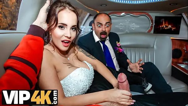 HD VIP4K. Random passerby scores luxurious bride in the wedding limo energetické klipy