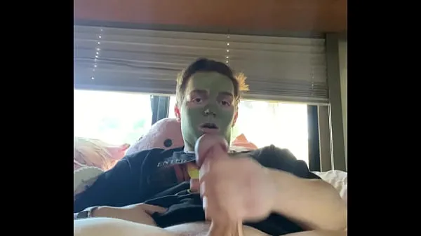 Clip năng lượng Fit Guy Strokes His Cock While Doing Skin Care Routine - Instagram HD