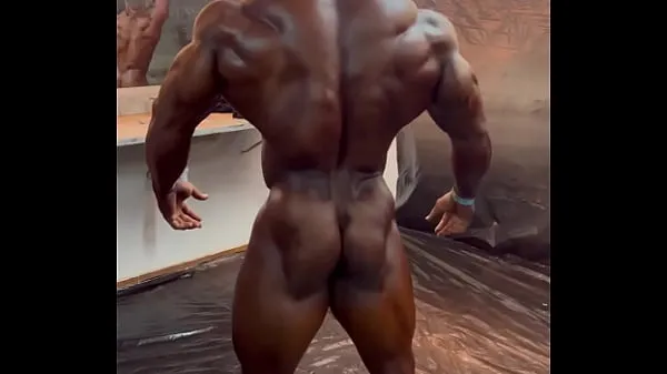 HD Stripped male bodybuilder energia klipek